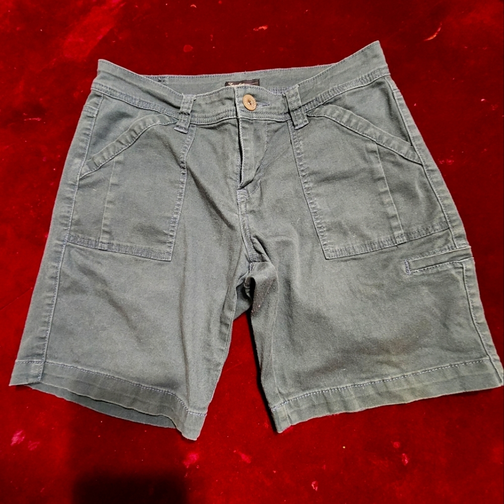 Supplies Bermuda-style shorts